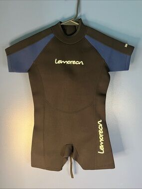 Lemorecn child wetsuit, size 8, black with blue trim, short sleeve, knee length